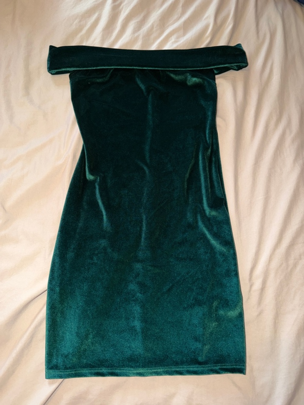 Urban Outfitters Off-Shoulder Velvet Tube Dress in Deep Green